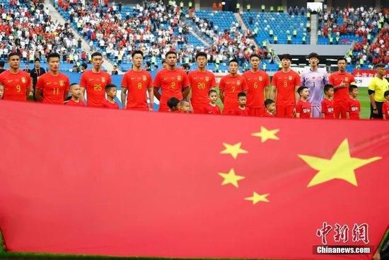 说完，她打开自己的被子，背对着叶辰，躺上了床。